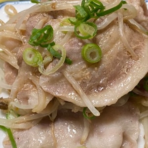 塩麹で簡単！もやしと豚肉の塩麹炒め